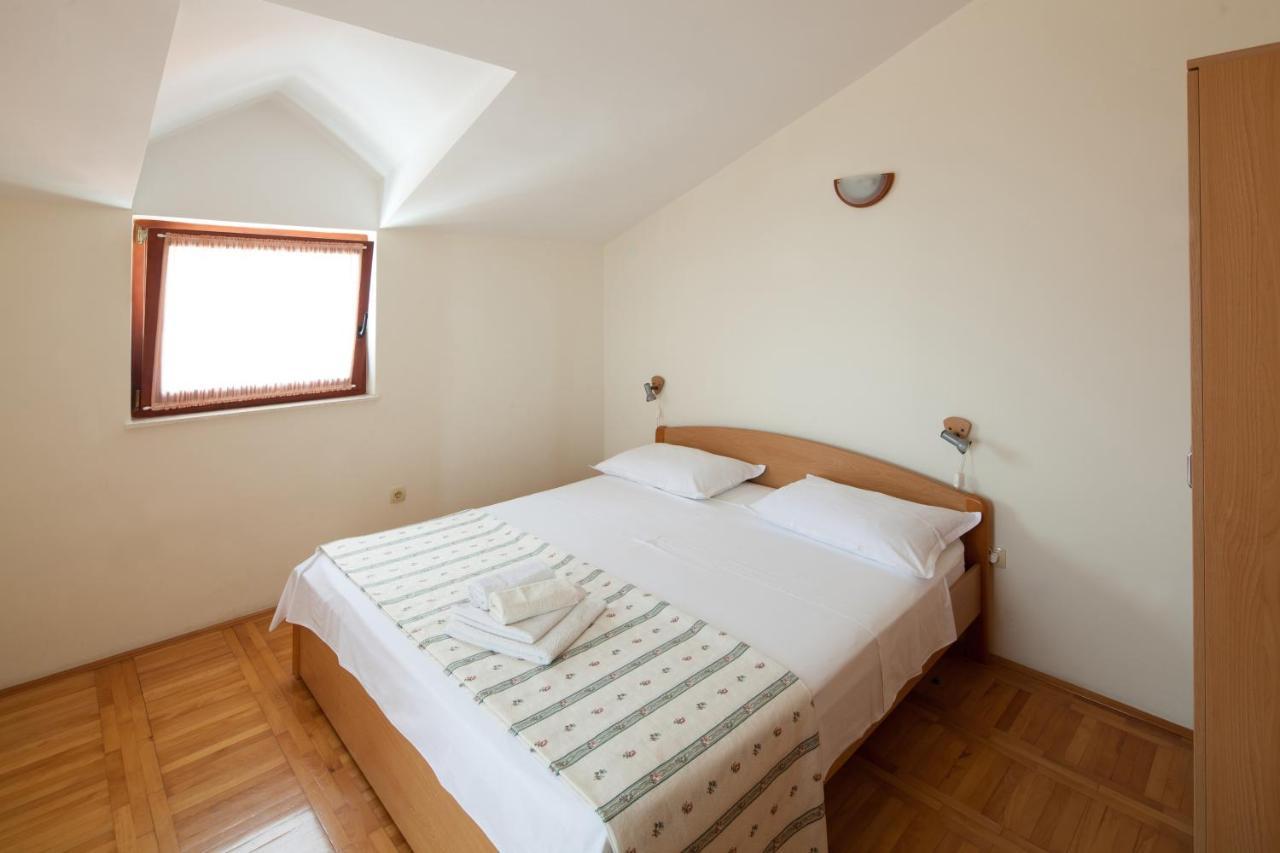 Apartments By The Sea Bilo, Primosten - 4191 Bagian luar foto