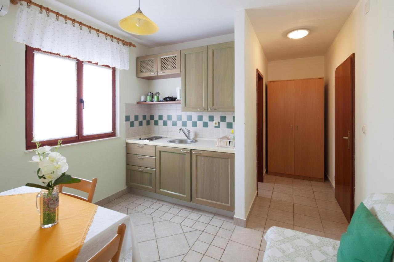Apartments By The Sea Bilo, Primosten - 4191 Bagian luar foto