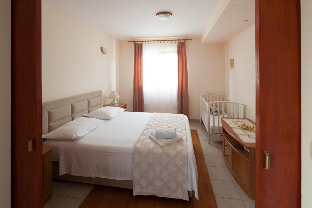 Apartments By The Sea Bilo, Primosten - 4191 Bagian luar foto