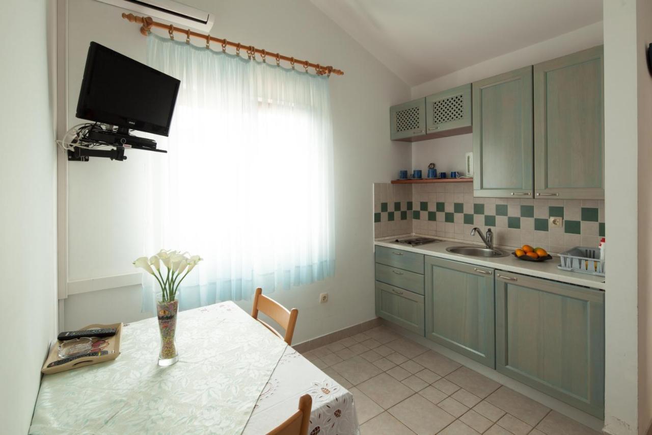 Apartments By The Sea Bilo, Primosten - 4191 Bagian luar foto