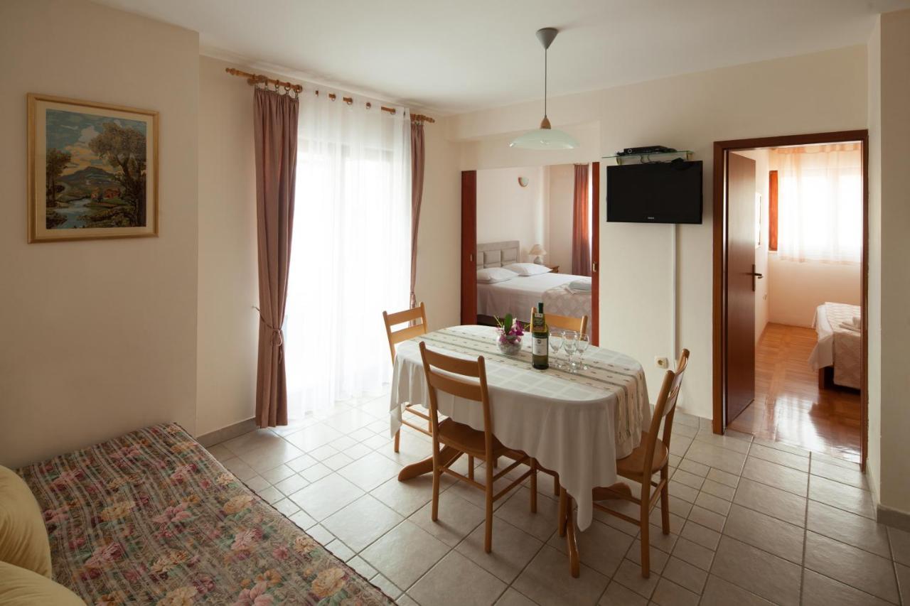 Apartments By The Sea Bilo, Primosten - 4191 Bagian luar foto