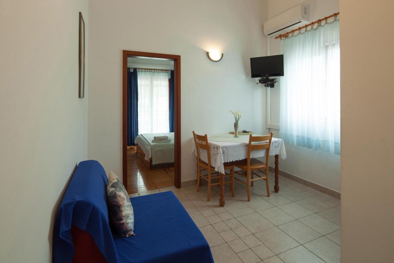 Apartments By The Sea Bilo, Primosten - 4191 Bagian luar foto