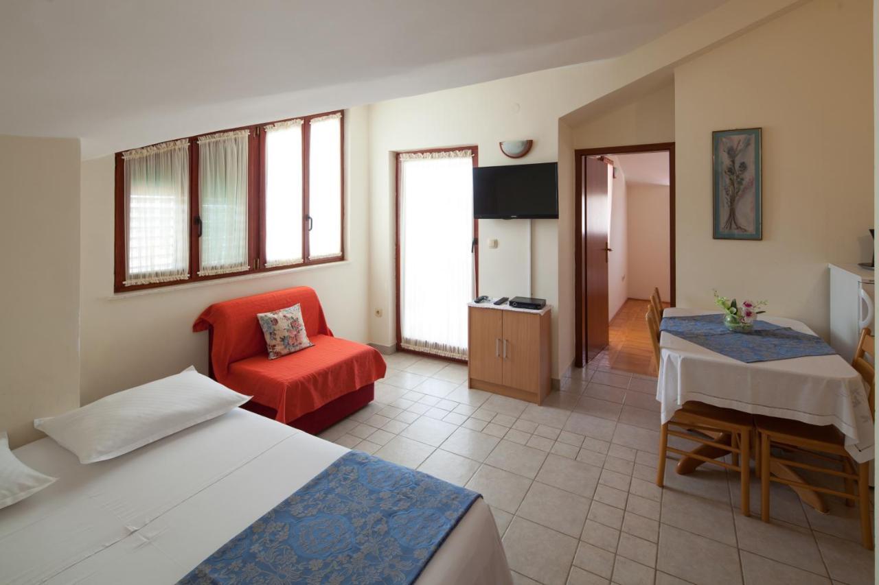 Apartments By The Sea Bilo, Primosten - 4191 Bagian luar foto